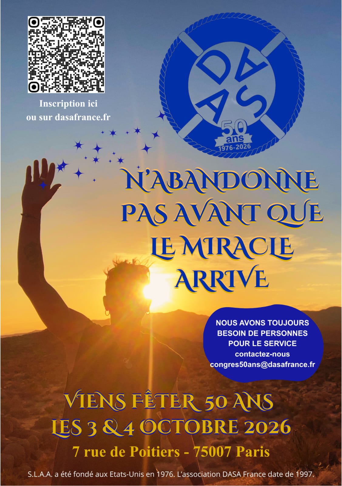 Recto de l&rsquo;affiche du congrès : une personne lève la main vers un soleil couchant, sous le titre « N&rsquo;abandonne pas avant que le miracle arrive ». Viens fêter 50 ans les 3 et 4 octobre 2026, 7 rue de Poitiers, 75007 Paris. Un QR code en haut à gauche mène à l&rsquo;inscription, également possible sur dasafrance.fr. Un encadré indique que l&rsquo;association a toujours besoin de personnes pour le service, à l&rsquo;adresse congres50ans@dasafrance.fr.
